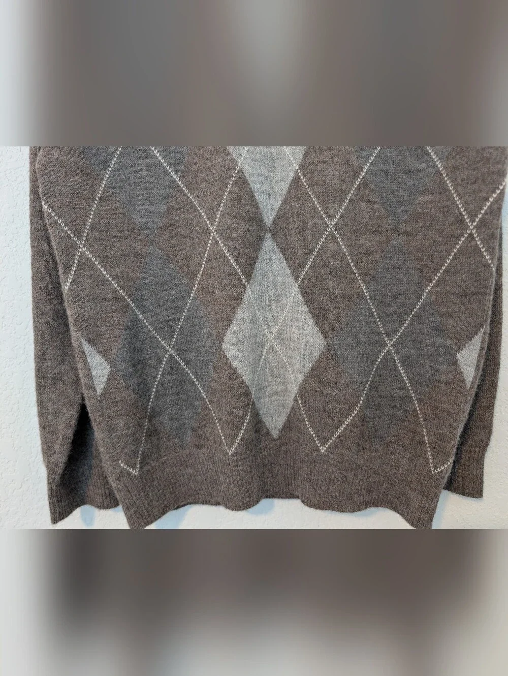 Daniel Cremieux Men's Taupe Grey 100% Alpaca Long Sleeve V-Neck Argyle Sweater M